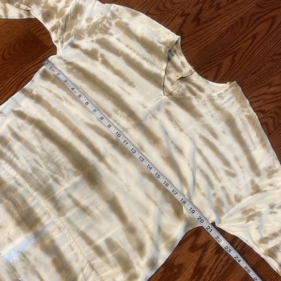XCVI RAYON 3/4 sleeve tie dye blouse / top V neck raw edges boho stretch back M - Picture 12 of 15